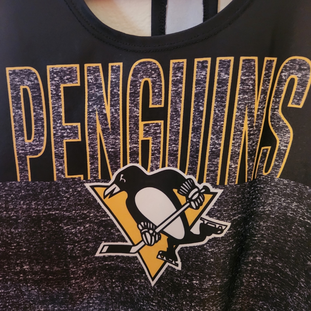 Pittsburgh Penguins Graphic Crop Tank Top
